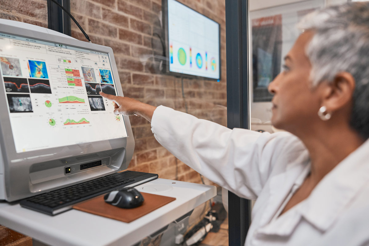Kapazitiver Touchscreen in der Medizintechnik: Ärztin bedient ein medizinisches Gerät mit dem Finger