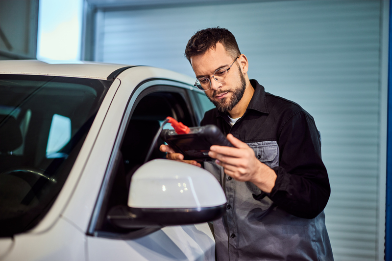 Mechaniker nutzt resistiven Touchscreen für Fahrzeugdiagnose