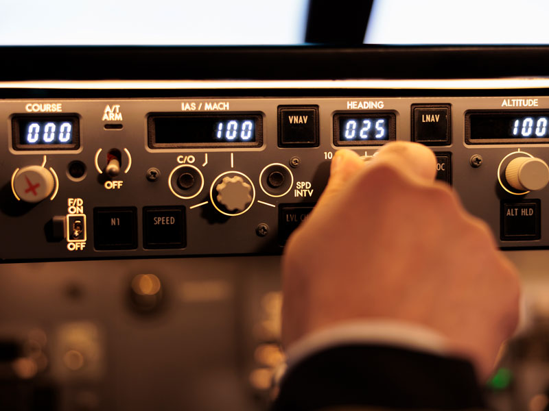 Flugzeug-Cockpit mit Bedienfeld und Drehreglern, beschichtet mit Designfolie