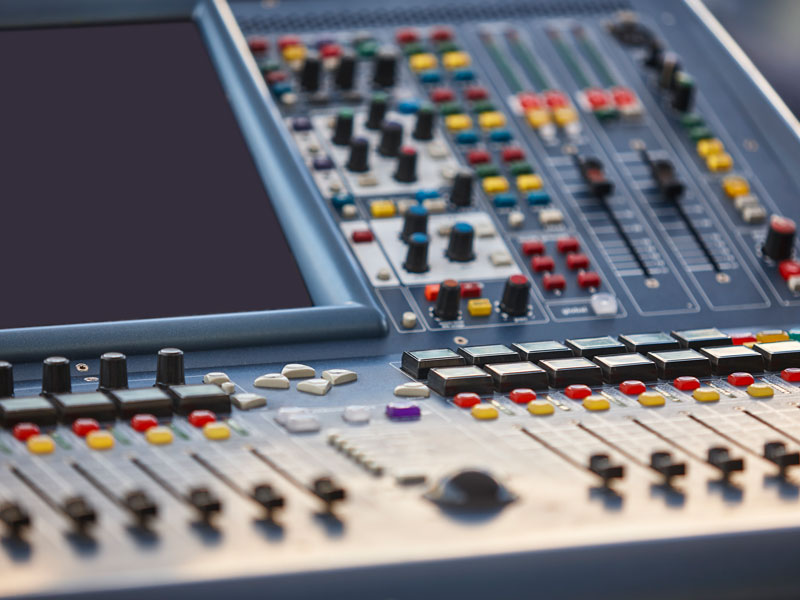 Modernes Steuerpult mit Monitor, Tasten und Reglern mit Designfolie