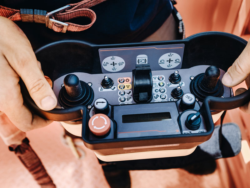 Handbediengerät mit Joysticks und Tasten für Maschinensteuerung mit Designfolie