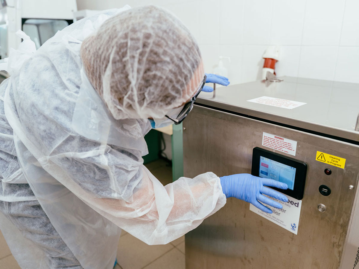 Laborfachkraft bedient HMI Touchscreen an Edelstahl-Prozessgerät