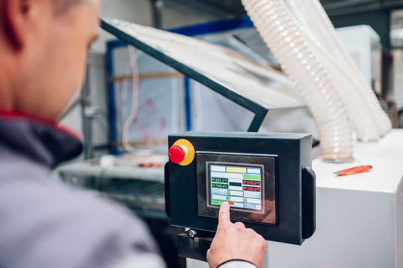 Bediener steuert Anlage über HMI-Touchscreen für Automation
