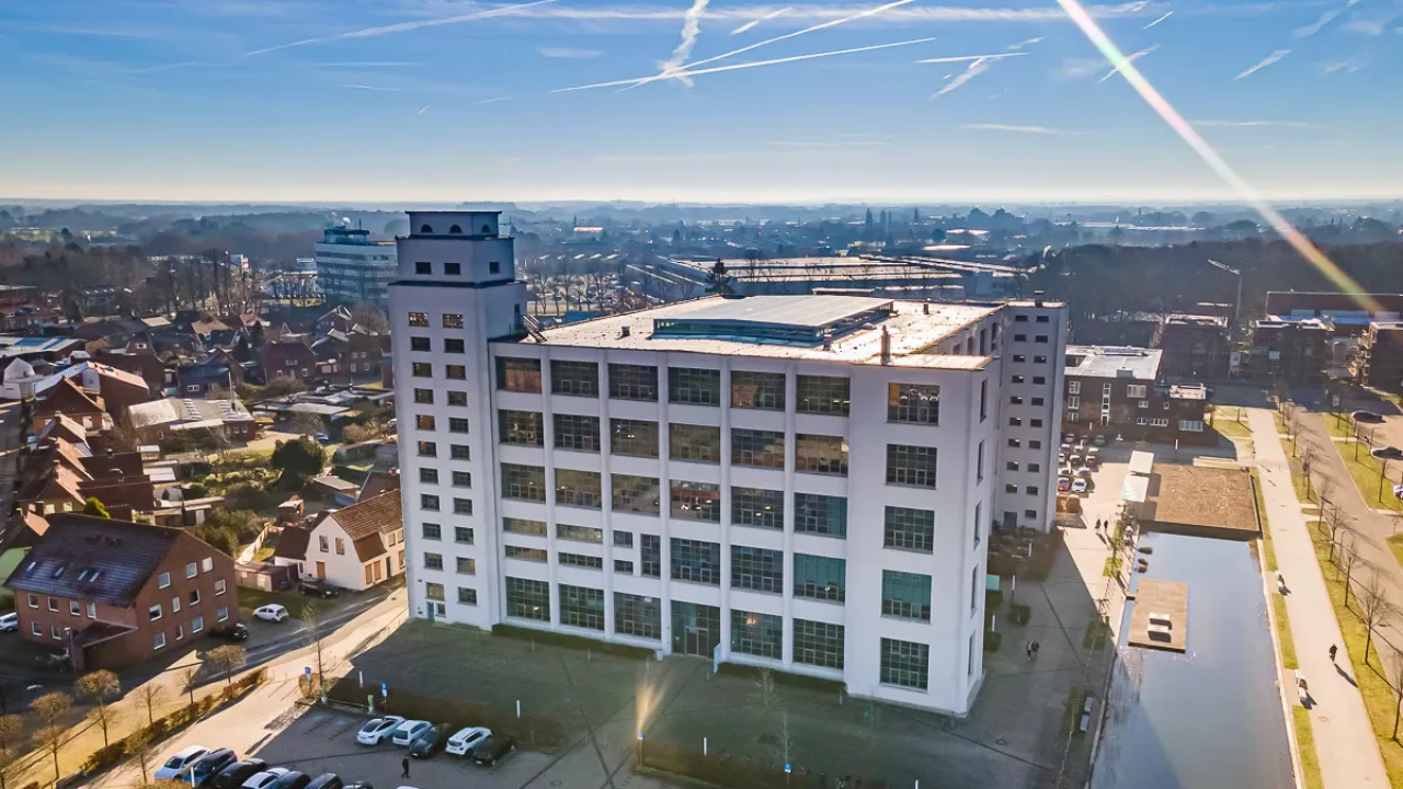 Firmensitz der Touchtronic GmbH im NINO-Hochbau in Nordhorn – modernes Industriegebäude aus der Vogelperspektive.